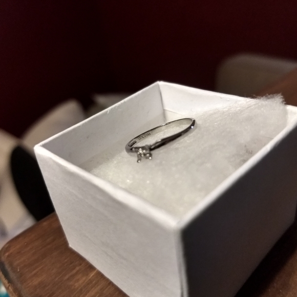 10k white Gold solitaire illusion diamond ring - Picture 3 of 6